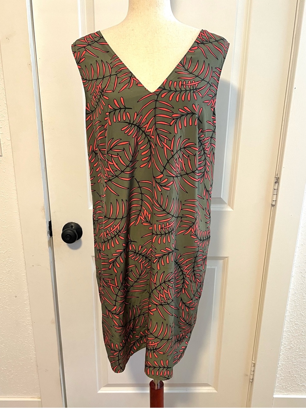 Halogen V-neck Tropical Leaf Frond Shift Dress